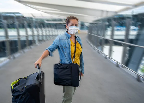 Prohibición Viajar Restricciones Brote Coronavirus Hombre Viajero Con Máscara Facial — Foto de Stock