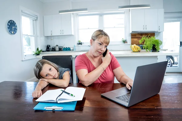 Coronavirus Scholen Kantoren Sluiten Gestresste Moeder Gaat Met Afgelegen Werk — Stockfoto