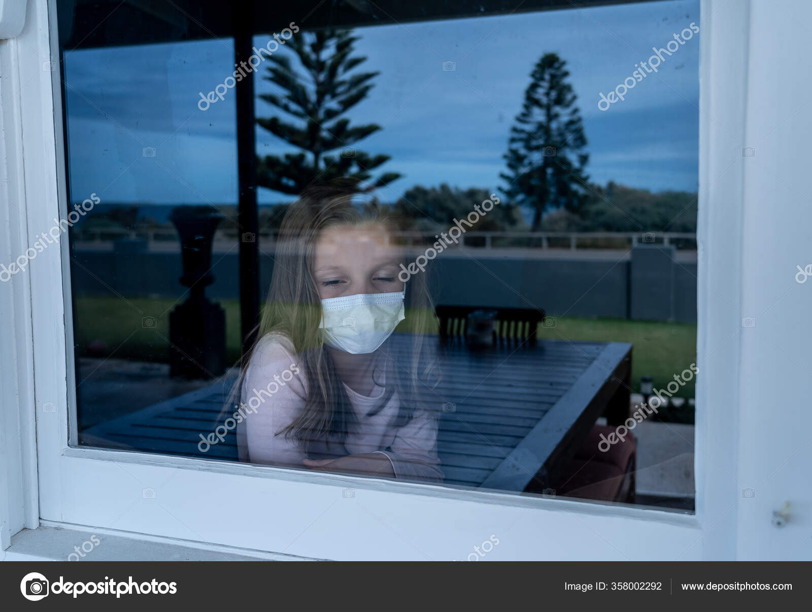Скачать - COVID-19 Lockdown. Депрессивная одинокая девочка в маске, смотрящая в окно во время карантина. Грустный больной ребенок в изоляции дома. Вспышка коронавирусу и психическое здоровье детей . — стоковое изображение Covid Lockdown Депрессивная Одинокая Девочка Маске Смотрящая Окно Время Карантина — стоковое фото