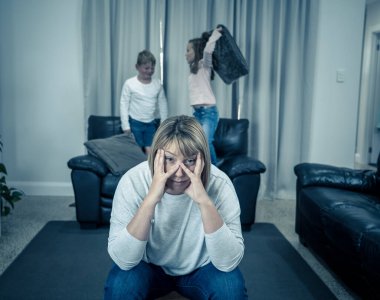 Stresli ebeveynler, Coronavirus 'un kendini izole etme sürecinde çocuklarına evde sahip olmakla mücadele ediyorlar. Anne ve baba karantina sırasında endişeli çocuklarla başa çıkmaya çalışıyor. COVID-19 Sağlık Krizi.