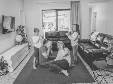 Stresli ebeveynler, Coronavirus 'un kendini izole etme sürecinde çocuklarına evde sahip olmakla mücadele ediyorlar. Anne ve baba karantina sırasında endişeli çocuklarla başa çıkmaya çalışıyor. COVID-19 Sağlık Krizi.