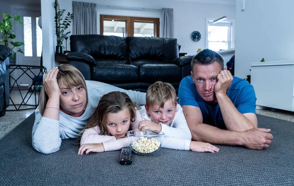 Coronavirus Lockdow Gelangweilte Familie Schaut Während Des Ausbruchs Von Covid — Stockfoto