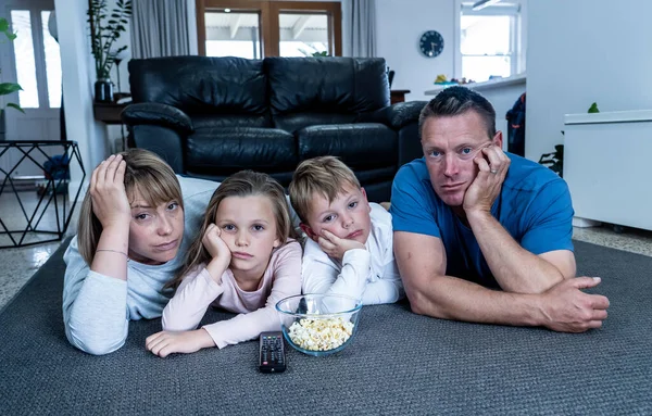 Coronavirus Lockdow Família Entediada Assistindo Impotente Isolamento Casa Durante Quarentena — Fotografia de Stock