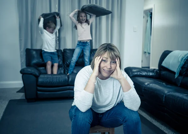 Estressado Pais Lutando Com Ter Filhos Casa Durante Auto Isolamento — Fotografia de Stock