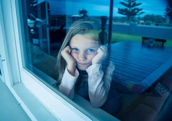 Covid Lockdowns Niña Deprimida Solitaria Mirando Por Ventana Durante Cuarentena — Foto de Stock