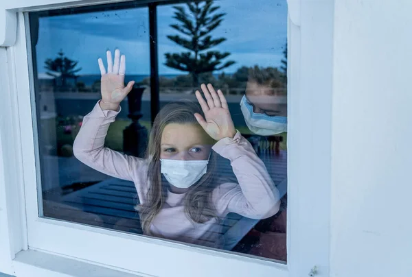 Covid Lockdown Niña Deprimida Solitaria Con Mascarilla Mirando Por Ventana — Foto de Stock