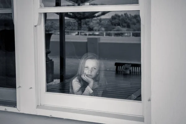 Covid Lockdowns Niña Deprimida Solitaria Mirando Por Ventana Durante Cuarentena — Foto de Stock