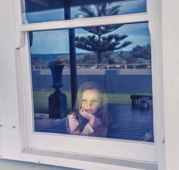 Covid Blokady Przygnębiona Samotna Dziewczynka Patrząca Przez Okno Podczas Kwarantanny — Zdjęcie stockowe