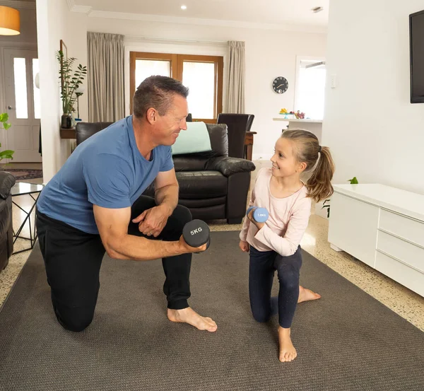 Covid Uitschakeling Vader Dochter Quarantaine Oefenen Samen Met Halters Voordelen — Stockfoto