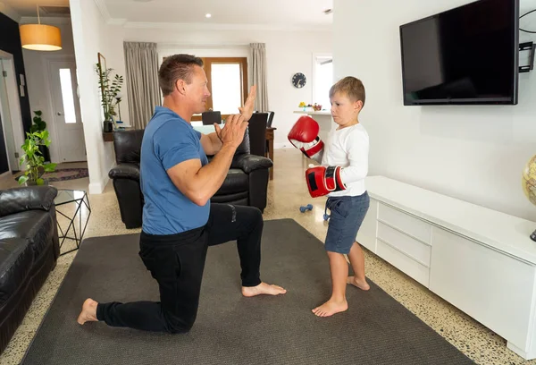 Covid 19关闭 父亲和儿子一起玩拳击 在验尸官检疫期间在家里保持身体上的活跃 呆在家里 锻炼身体 自理治疗头孢病毒的隔离 — 图库照片