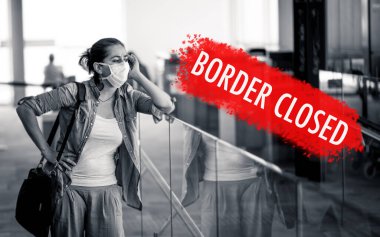 COVID-19 Salgını. Uluslararası havaalanında yüz maskesi takan gezgin kadın Coronavirus salgınının iptal edilmesinden ve ülkelerin kapanmasından etkilendi. Metin kenarı kırmızıyla yazıldı.