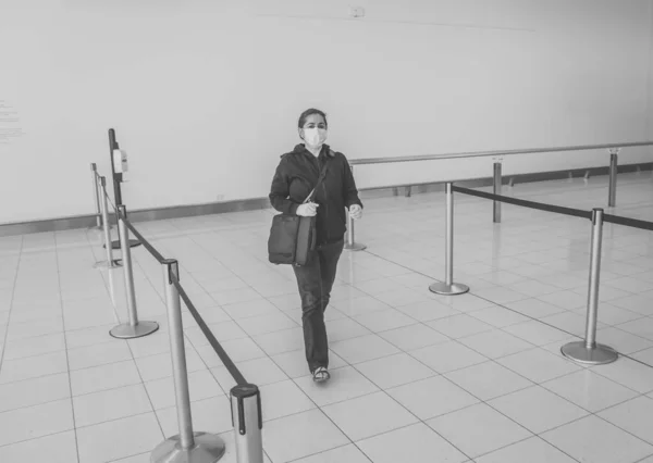 Covid Restricciones Pandémicas Mujer Joven Esperando Aeropuerto Para Regresar Ciudad — Foto de Stock