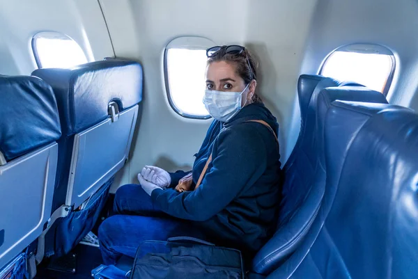 Covid Cierres Fronteras Pandémicas Mujer Joven Avión Que Regresa Ciudad — Foto de Stock