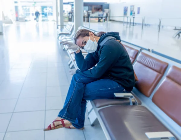 Covid Restricciones Pandémicas Mujer Joven Esperando Aeropuerto Para Regresar Ciudad — Foto de Stock