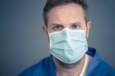Yayılmayı durdurun ve hayat kurtarın. Koruma maskesi takan adam doktor. Kendinizi ve diğerlerini Nobel Coronavirus COVID-19 salgınına karşı korumak için temel önlemler alın..