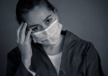 COVID-19. Koronavirüsün enfekte olduğu vakalar ve ölü sayıları artarken yorgun düşmüş doktor endişeli görünüyor. Duygusal stres, sağlık çalışanlarının desteğe, kişisel koruma ekipmanlarına ve tıbbi malzemelere ihtiyacı olması..
