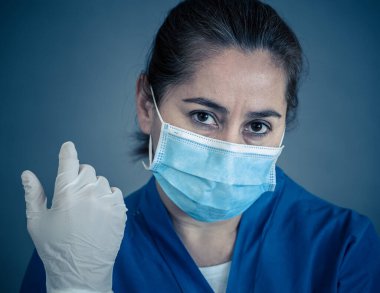 COVID-19. Koronavirüsün enfekte olduğu vakalar ve ölü sayıları artarken yorgun düşmüş doktor endişeli görünüyor. Duygusal stres, sağlık çalışanlarının desteğe, kişisel koruma ekipmanlarına ve tıbbi malzemelere ihtiyacı olması..