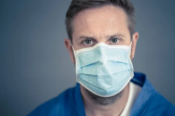 スプレッドを停止し ライブキャンペーンを保存します 顔のマスクを着用した男医師 自分自身や他の医療アドバイスを保護し ノーベルコロナウイルスCovid 19流行に対する基本的な保護対策 — ストック写真