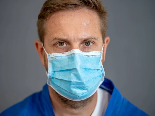 停止传播 拯救生命运动 戴防护面罩的男医生保护你自己和他人的医疗建议 基本的防护措施 以防止大流行病 — 图库照片