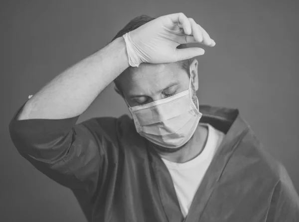 Covid Εξαντλημένος Γιατρός Που Δείχνει Ανήσυχος Καθώς Αυξάνονται Υποθέσεις Και — Φωτογραφία Αρχείου