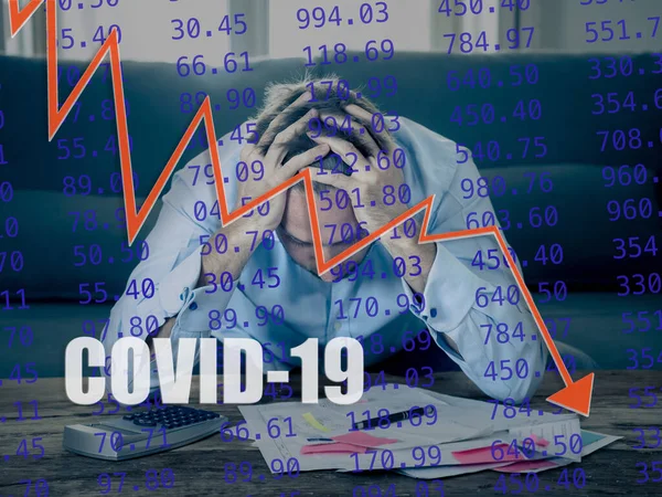 Covid Recessão Económica Global Empresário Desesperado Comerciante Ações Calculando Perda — Fotografia de Stock