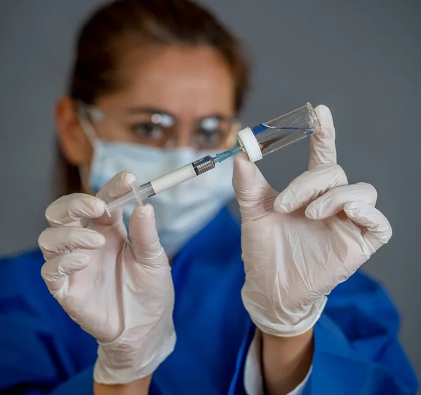 Covid Coronavirus Vaccine Lékařský Vědec Injekční Stříkačkou Analyzující Virus Sars — Stock fotografie