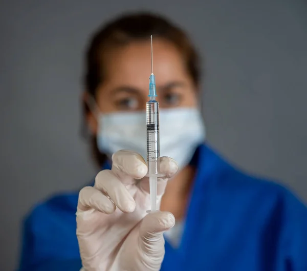 Covid 19コロナウイルスワクチン 臨床試験の準備ができているワクチンを研究するためのウイルスSars Cov 2を分析する注射器を持つ医師科学者 研究室でワクチンの可能性を検証する女性研究者 — ストック写真