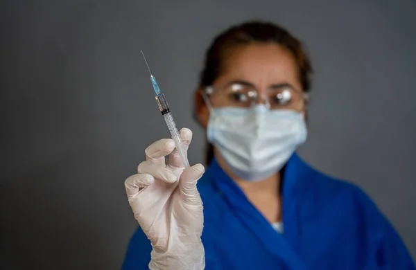 Covid Coronavirus Vaccine Dokter Ilmuwan Dengan Jarum Suntik Menganalisis Virus — Stok Foto