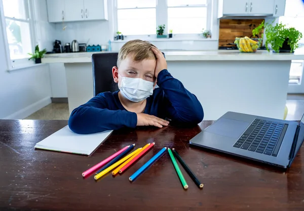 Coronavirus Utbrott Nedläggning Och Skolstängning Skolpojke Med Ansiktsmask Titta Online — Stockfoto