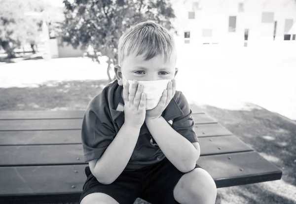 Fermeture Des Écoles Covid Triste Écolier Avec Masque Facial Ennuyé — Photo