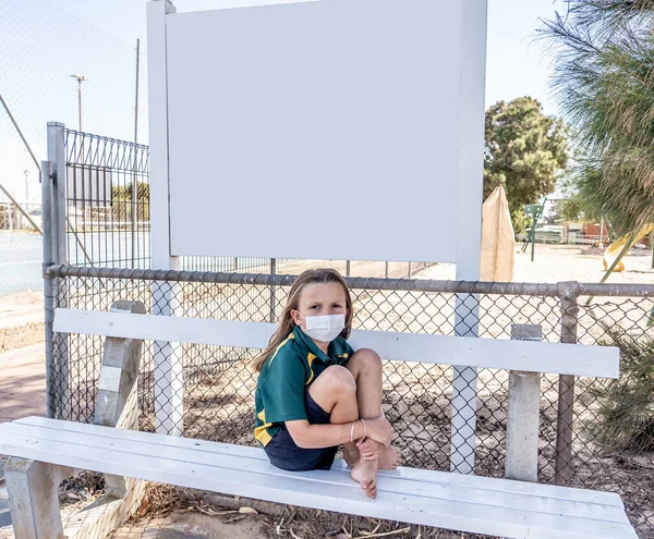 Fermeture Des Écoles Covid Enfant Écolière Triste Ennuyé Avec Masque — Photo