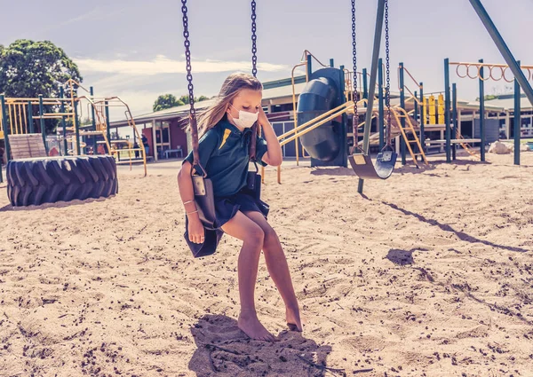 Covid Uitbraak Scholen Sluitingen Triest Schoolmeisje Met Gezichtsmasker Verveeld Gevoel — Stockfoto