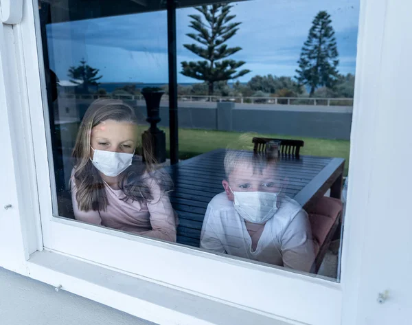 Covid Verrouillage Tristes Enfants Avec Masque Facial Regardant Par Fenêtre — Photo