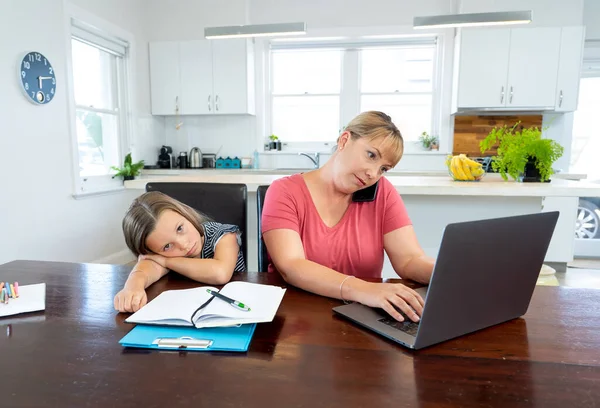 Fermeture Des Écoles Des Bureaux Éclosion Coronavirus Mère Stressée Faisant — Photo