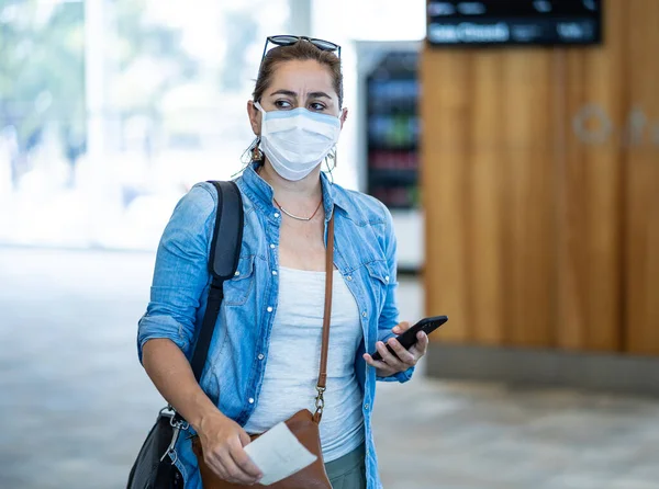 Covid Fronteiras Todo Mundo Fecha Viajante Com Máscara Facial Preso — Fotografia de Stock