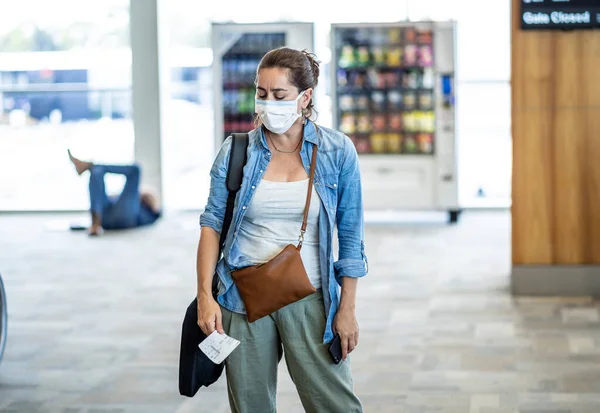 Covid Todo Mundo Cierra Fronteras Viajero Con Máscara Facial Atrapado — Foto de Stock