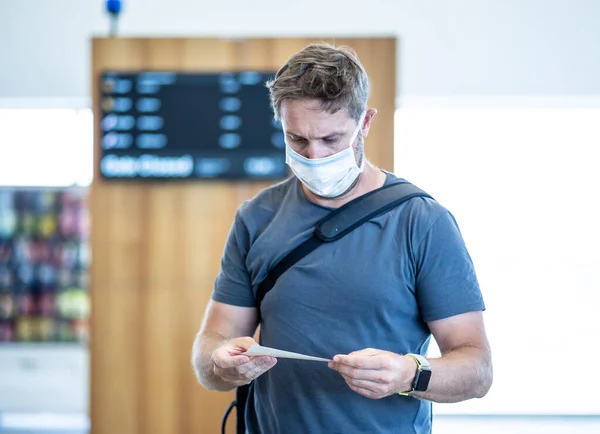 Covid Fermeture Des Frontières Mondiales Voyageur Avec Masque Facial Coincé — Photo