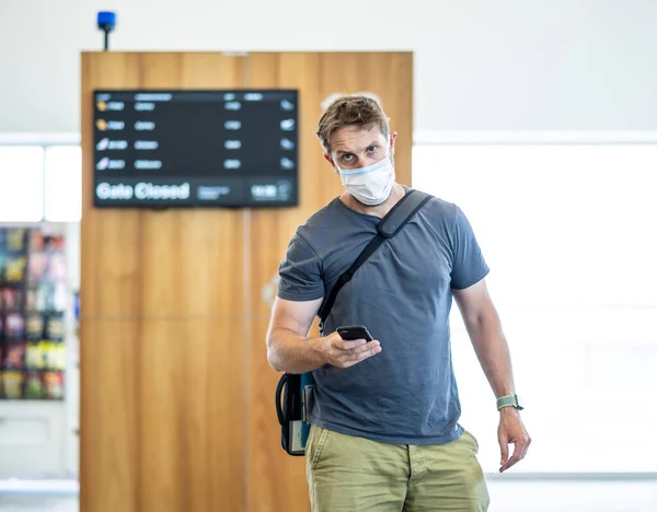 Covid Världsomspännande Gränser Stängs Resenär Med Ansiktsmask Fastnat Flygplatsterminalen Efter — Stockfoto
