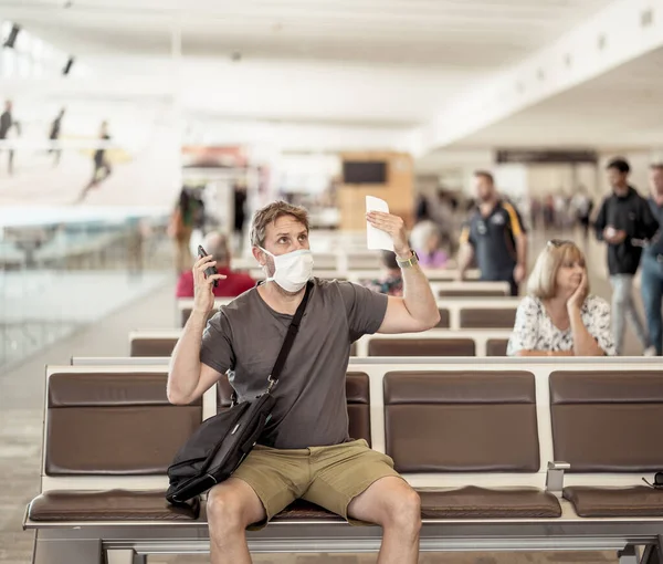 Covid Celém Světě Cestovatel Obličejovou Maskou Uvízl Letištním Terminálu Poté — Stock fotografie