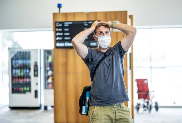 Covid Världsomspännande Gränser Stängs Resenär Med Ansiktsmask Fastnat Flygplatsterminalen Efter — Stockfoto