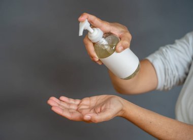 COVID-19 Coronavirus koruması. 2019-NCoV 'dan korumak için el dezenfektanı. Virüsün yayılmasını önlemeye ve ellerini yıkamaya yardım et. Kendinizi ve diğerlerini koruyun ve el dezenfektanı talep konsepti.