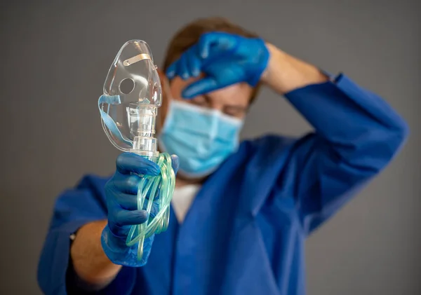 Covid Utbrott Utmattad Doktor Med Icke Invasiv Respirator Medicinsk Behandling — Stockfoto