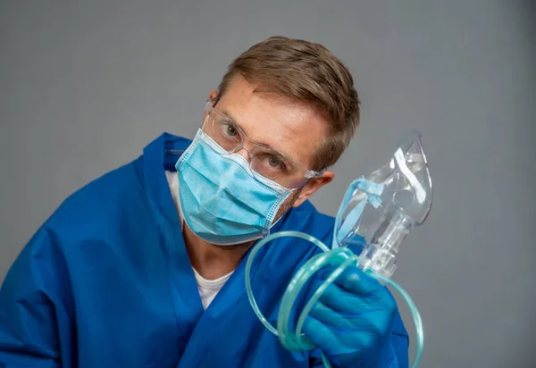 Covid Utbrott Utmattad Doktor Med Icke Invasiv Respirator Medicinsk Behandling — Stockfoto
