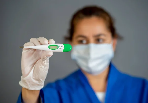 Covid Ohnisko Vizuální Podpora Doktor Drží Teploměr Chraňte Zabraňte Šíření — Stock fotografie