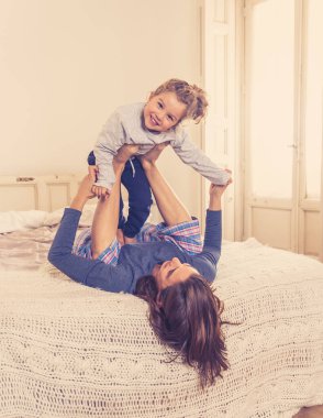 COVID-19 tecrit. Mutlu aile annesi ve tatlı kızı Coronavirus salgını sırasında karantinada birbirlerine sarılıp gülüyorlar. Evde kal, hayat kurtar, virüs yayılmasını engelle..