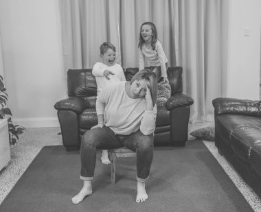 COVID-19 tecrit ve akıl sağlığı. Stresli ebeveynler Coronavirus tecridi sırasında çocukları evde tutmakta zorlanıyorlar. Annesinin karantinada savaşan endişeli çocuklarla uğraşması bunaltıcı..