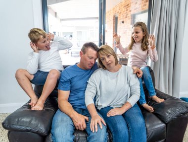 COVID-19 tecrit ve akıl sağlığı. Stresli ebeveynler Coronavirus tecridi sırasında çocukları evde tutmakta zorlanıyorlar. Anne ve baba karantinada kavga eden endişeli çocuklarla başa çıkıyorlar..