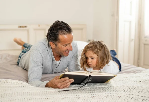 Covid Lockdown Padre Niña Leyendo Libro Juntos Feliz Padre Hija — Foto de Stock