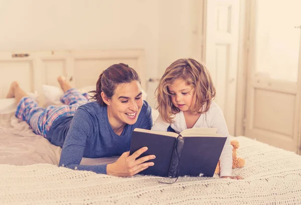 Covid Lockdown Homeschooling Madre Joven Linda Hijita Leyendo Libro Juntos — Foto de Stock