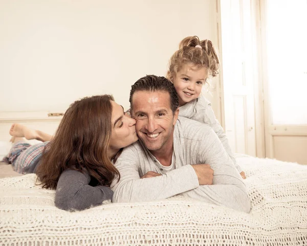 Covid Quarantäne Schöne Glückliche Familie Die Sich Entspannt Und Zusammen — Stockfoto